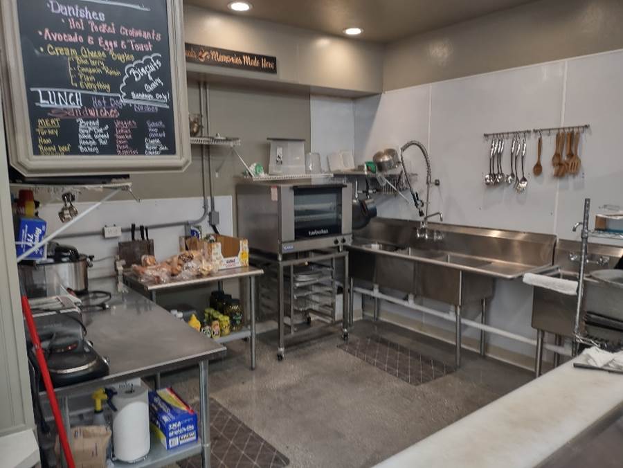 A kitchen with stainless steel appliances

Description automatically generated